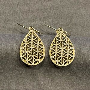 Elegant Gold Diamond-cut Teardrop Earrings